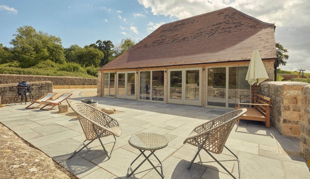 Luxury 2-Bed Cotswolds Barn with Private Hot Tub | Sleeps 4