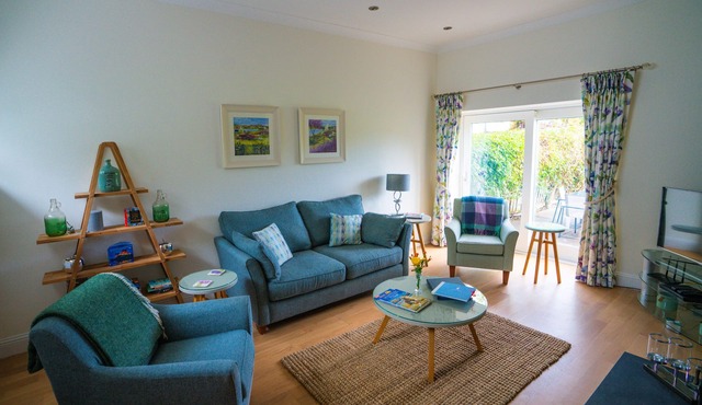 Luxury 2 bed ensuite cottage on Scottish estate pets allowed short walk to loch
