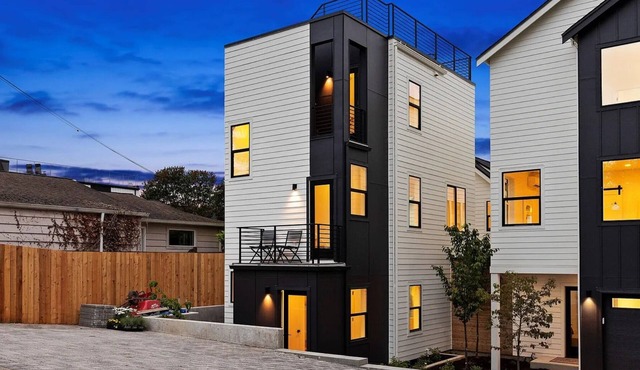 Luxury 2 bedroom 2 bath townhome in DT Seattle private parking rooftop deck view