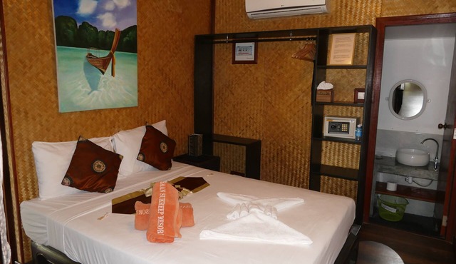 Luxury 2 bedroom bungalow, jacuzzi pool, 5 min beach FREE BREAKFAST!