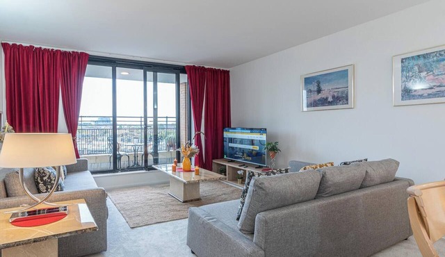 Luxury 2 Bedroom Kensington Flat with Balcony | Sleeps 8 | Steps to Tube
