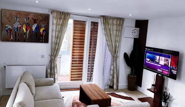 Luxury 2-Bedroom London Apartment, Near Liverpool Street, Balcony, Free Parking