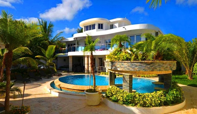 Luxury 21BD Party Complex, guest-friendly, steps from Clubs/Beaches!