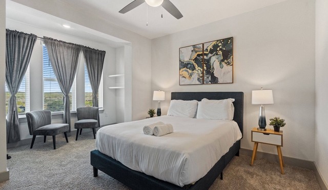 Luxury 2BD/2BA Next to Airport 5r0c