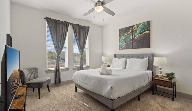 Luxury 2BD/2BA Next to Airport 3twg