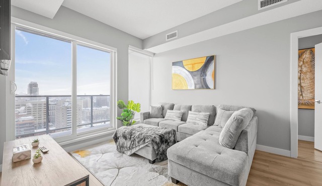 Luxury 2bdrm king bed Suite city views/UG parking free wifi