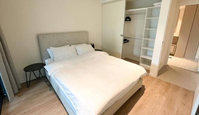 Luxury 2BR 2B Docklands Bright & Modern Apt - Free Covered Parking, 2p sofa bed