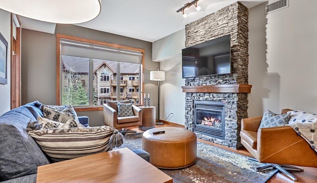Luxury 2BR KING/2BTH condo - Outdoor heated pool and hot tub - mountain views