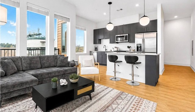 Luxury 2BR Steps from Railroad Park