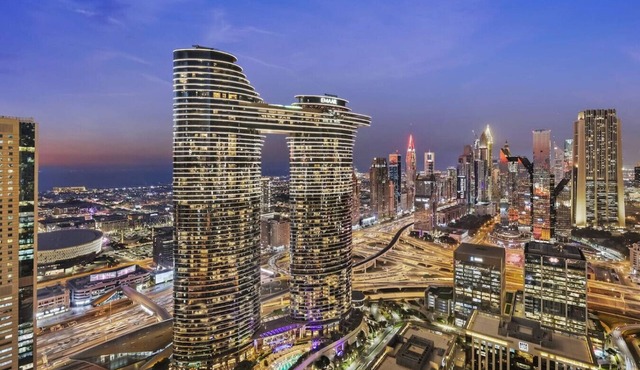 Luxury 2BR w/Skyline and Sea Views, Near Burj Khalifa & Dubai Mall