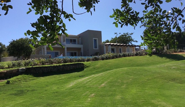 Luxury 3-bedroomed villa overlooking golf course with Private Pool, AC, Wi-Fi