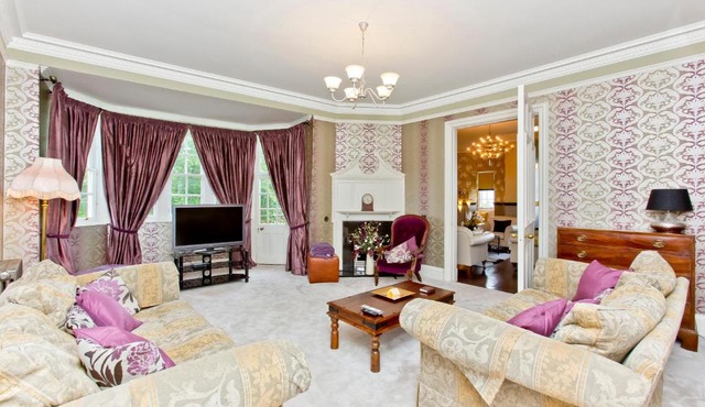 Luxury-3-bedroom Ramsay Garden Apartment next to Edinburgh Castle