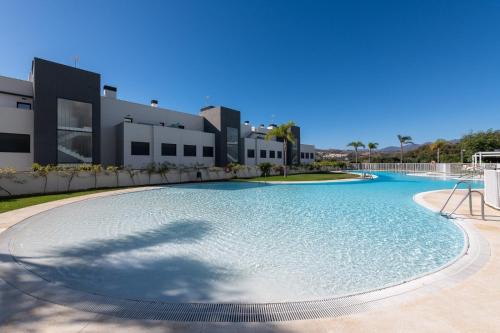 Luxury 3 BR Apartment with Terrace, pool & gym