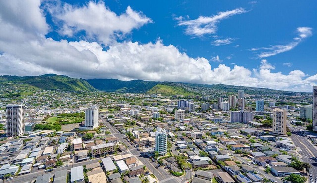 Luxury 3 Br Penthouse Panoramic Canal, Mountain, City views 90 Nt Min. furnished, 2 parking