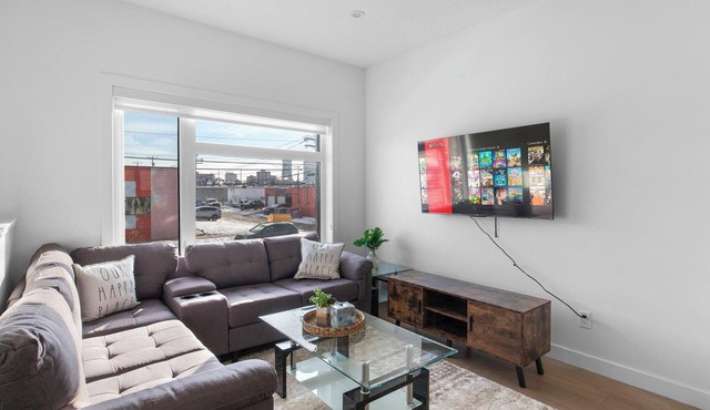 Luxury 3bdrm home near Roger centre