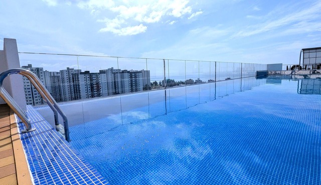 Luxury 3BR Apartment with Infinity Pool, Balcony n Gym