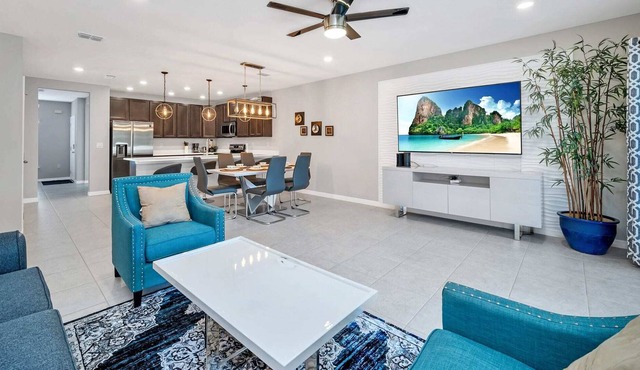 Luxury 3BR Home - BBQ, Resort Access - Near Disney