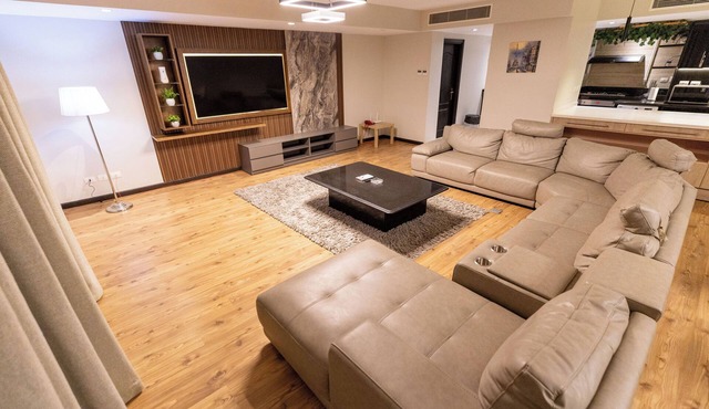 Luxury 3BR Pool View Near Airport!