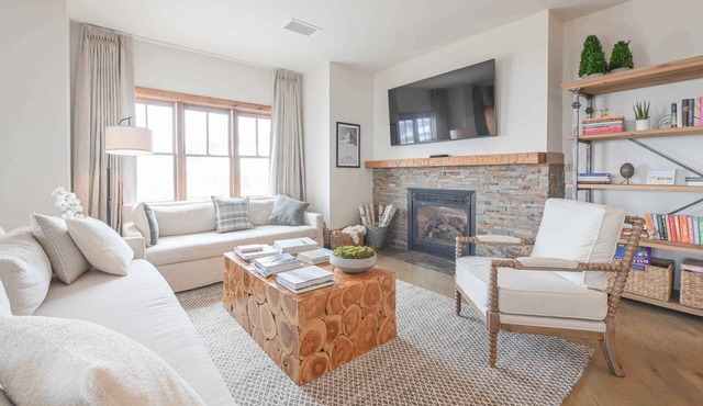 Luxury 4-Bed Penthouse w/Mountain Views