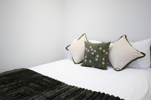 Luxury 4-Bed Terrace - 5 mins from Reading Station