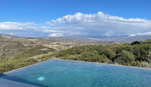 Luxury 4-bedroom villa with infinity pool
