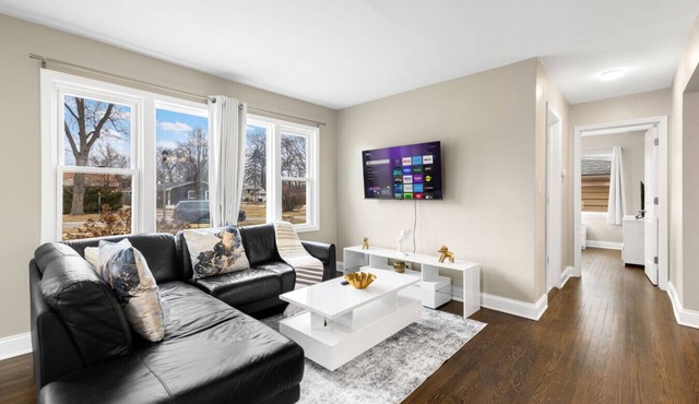 Luxury 4BR Home w/Pool Table &Beautiful Kitchen
