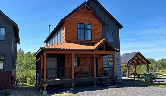 Luxury 4BR House on Riverfront in Davis WV