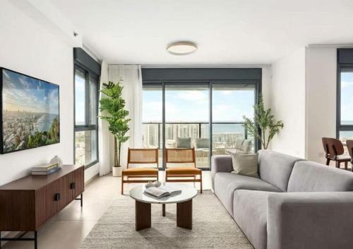 Luxury 4BR l Panoramic Sea-View Balcony l Mamad