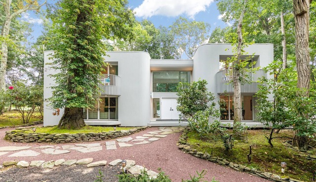 Luxury - 5 bdrs, 6 baths, Tennis Crt, Heated Pool, Basketball, Hot tub, 2.4 acrs