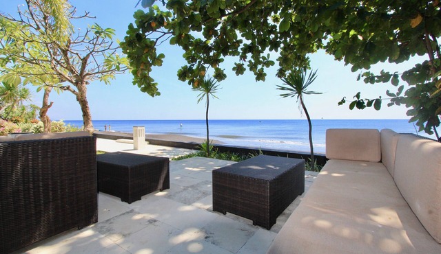 Luxury 5 * beach villa in Lokapaksa near Lovina, North Bali