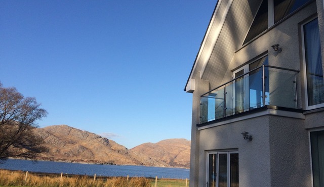 Luxury 5-bedroom house sleeping 10 in comfort and style. Right beside the loch!