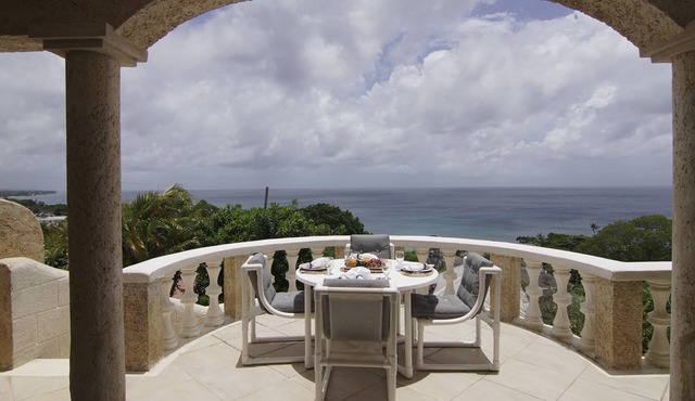 Luxury 5 BR villa near Beach- Breathtaking Coastal View, 2 pools, Wifi,A/C,staff