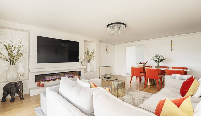 Luxury 5* Riverfront apartment near Central London!