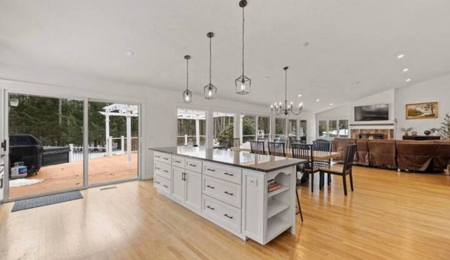 Luxury 5b 3ba on 10 acres w Lake view, Firepit, Hot Tub, Gameroom, close to Ski!