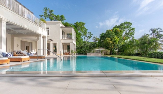 Luxury 5BR Beachfront Villa w/Pool, Chef’s Kitchen & Ocean Views – Holetown