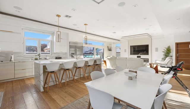 Luxury 5BR Smart Home Near JFK with Gym, Theater & BBQ