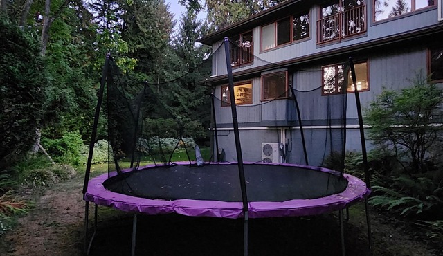 Luxury 5BR West Van: Pool, Sauna, Hot Tub, Ocean View, Near Beach & Downtown!