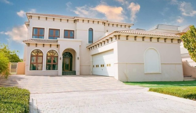 Luxury 6-bed w/pool - Golf Course - Maid included!