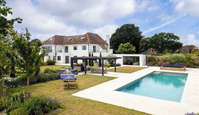 Luxury 8-Bed Retreat w/Pool, Gym & Tennis