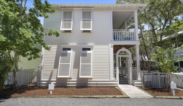 Luxury Accommodations in the Heart of Seaside, FL + 2 Adult Bikes!