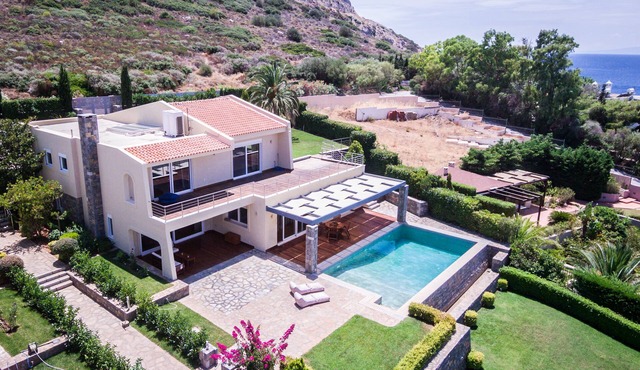 Luxury accommodation near Sounio with panoramic sea views and private parking.