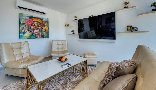 Luxury Airport Penthouse 4 BD 3 BA + Rooftop Pool