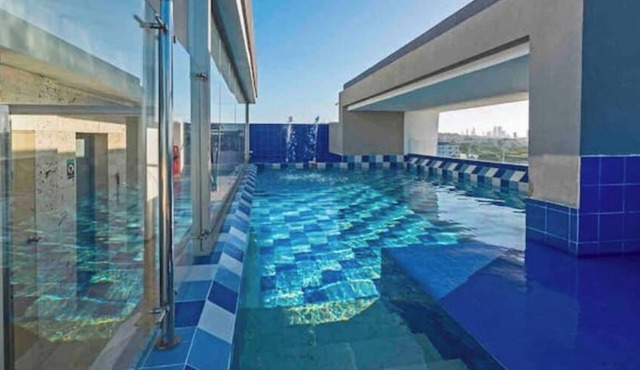 Luxury Airport Penthouse 3 BD 2 BA with Rooftop Pool