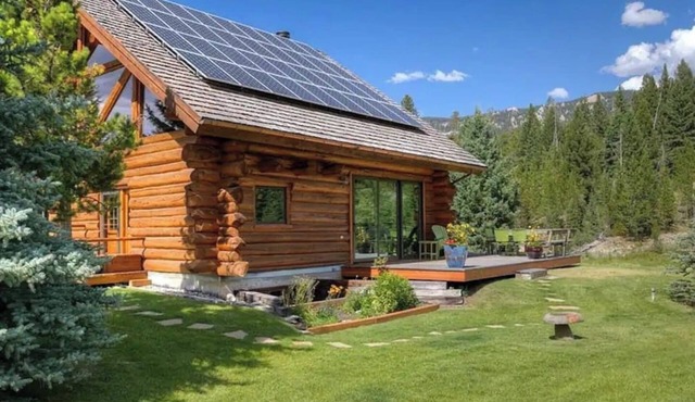 Luxury Along the Gallatin! Huge Spacious Cabin