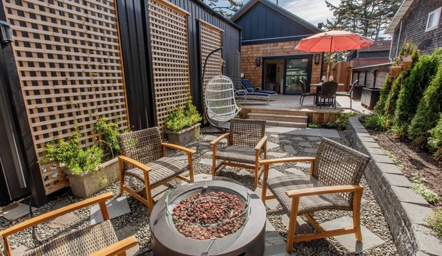 Luxury amenities, 2BR with ensuites, 3 min walk to beach, fire pit, 2 fireplaces, designer decor