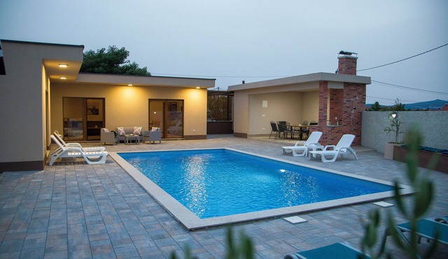 Luxury and spacious 4-bedroom villa in lovely Mostar with pool and AC comfort