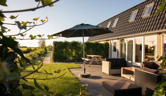 Luxury and spacious holiday home with garden close to the major cities