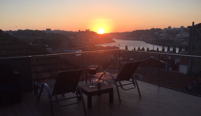 Luxury apartment with 175 square meters, bright and central, close wine cellars