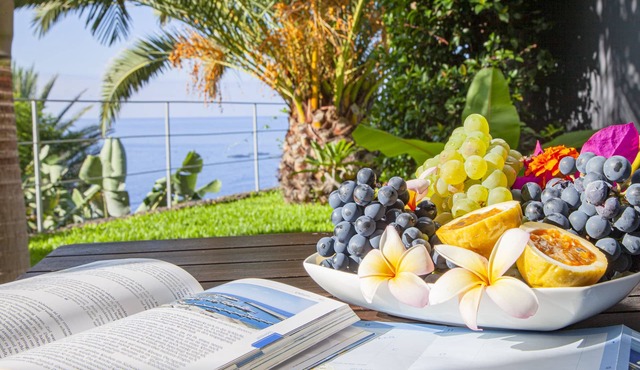 Luxury apartment, fantastic views, directly on the sea, pool, free Wi-Fi