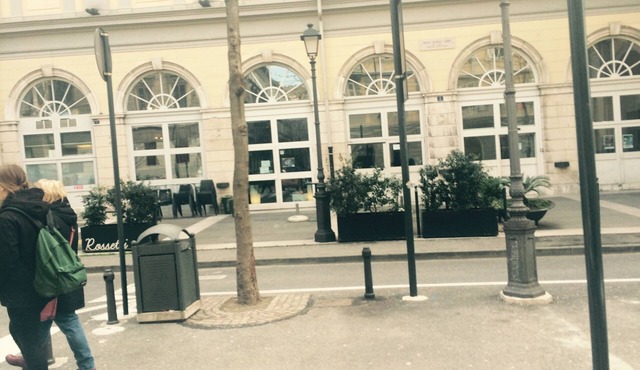 Luxury apartment in a pedestrian area. Cinema theaters and a corner of history.